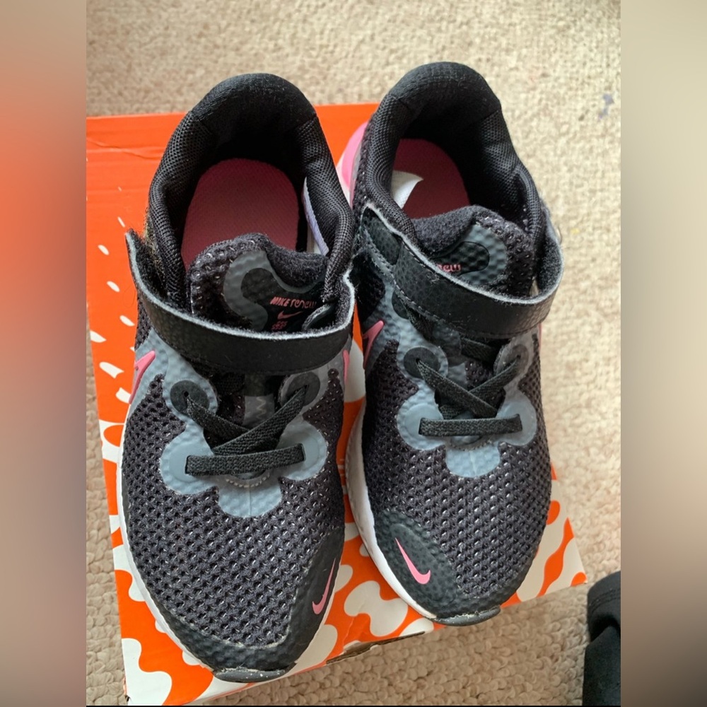 Nike girls athletic sneakers black pink white gray mesh lightweight low top - Picture 2 of 4